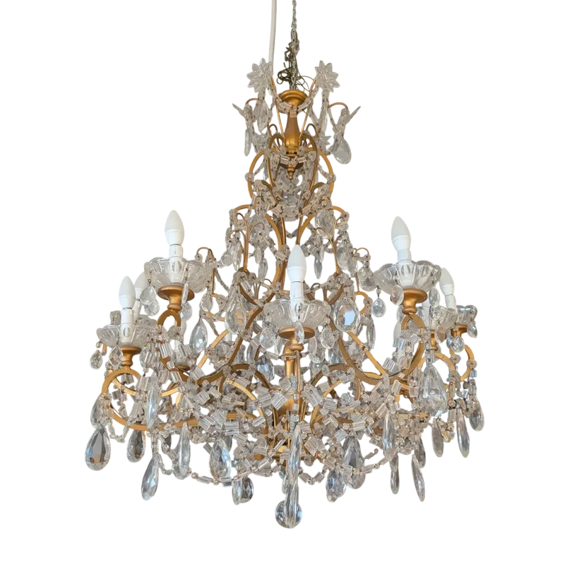 Twelve-light chandelier made of gold metal and crystal, with drops