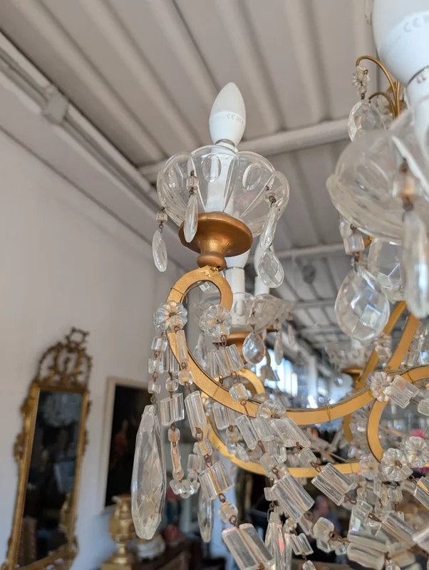 Twelve-light chandelier made of gold metal and crystal, with drops