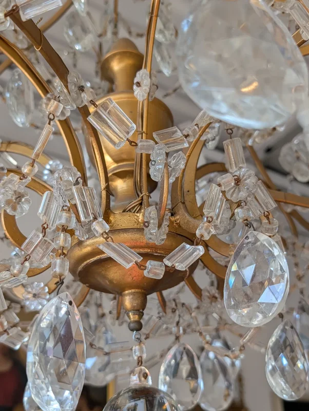 Twelve-light chandelier made of gold metal and crystal, with drops