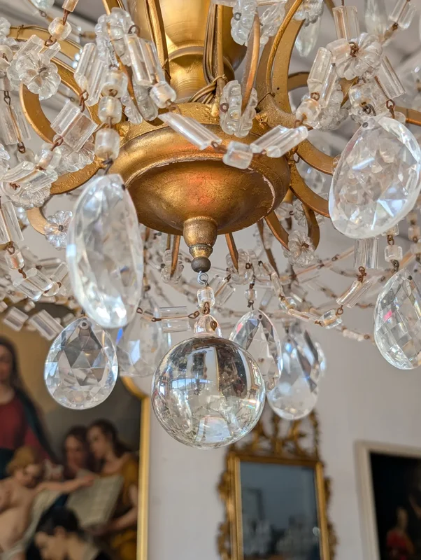 Twelve-light chandelier made of gold metal and crystal, with drops
