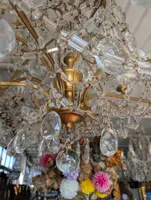 Twelve-light chandelier made of gold metal and crystal, with drops
