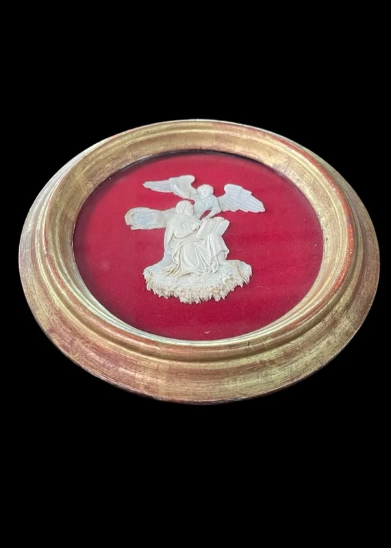 Bas-relief sur une plaque d'ivoire représentant un ange avec Moïse (?).