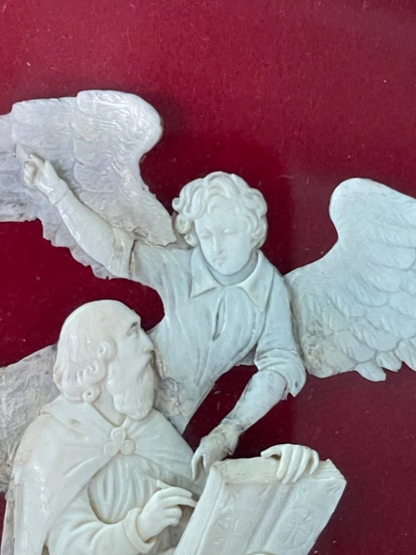 Bas-relief sur une plaque d'ivoire représentant un ange avec Moïse (?).