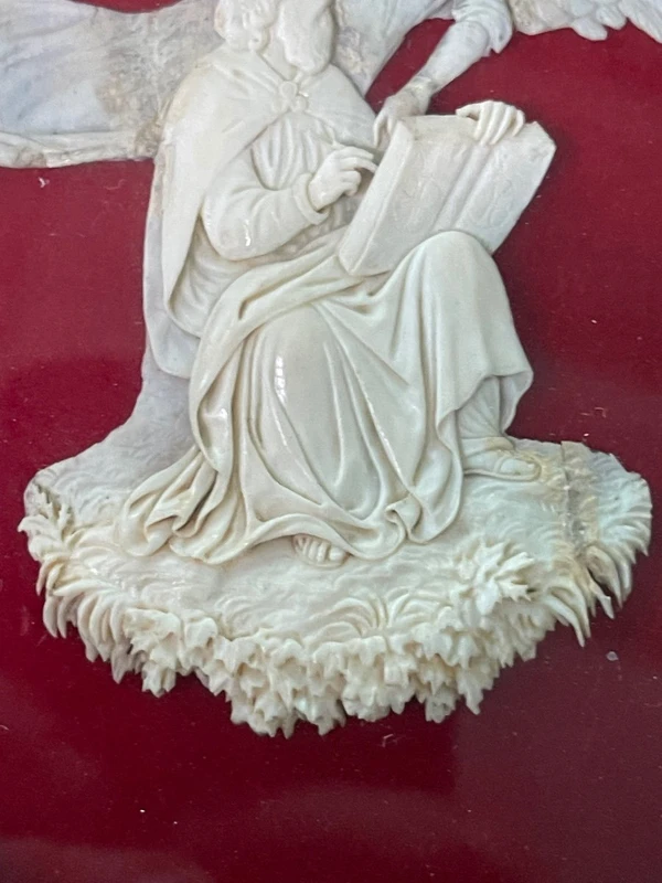Bas-relief sur une plaque d'ivoire représentant un ange avec Moïse (?).