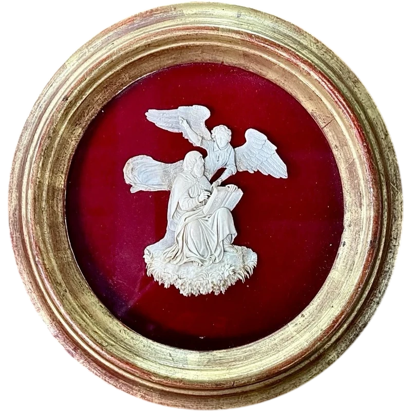 Bas-relief sur une plaque d'ivoire représentant un ange avec Moïse (?).