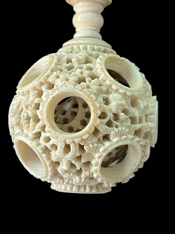 Openwork ivory sculpture: Cantonese "Boul" featuring a male figure.