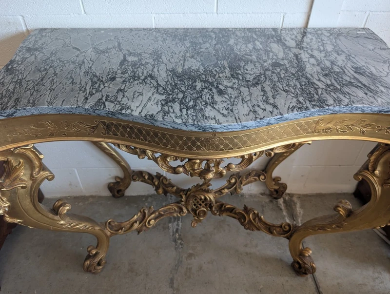 Grande console rococo dorée avec plateau en marbre, fin du XIXe - début du XXe siècle
