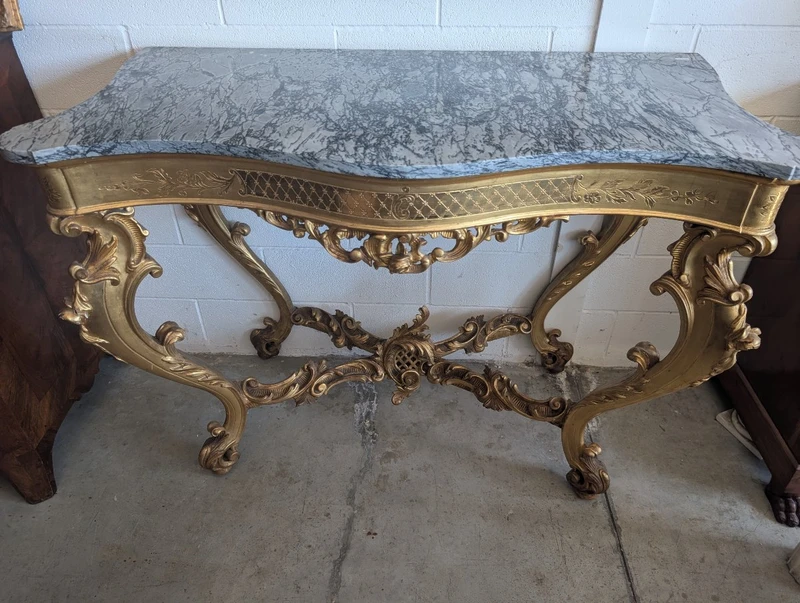 Grande console rococo dorée avec plateau en marbre, fin du XIXe - début du XXe siècle