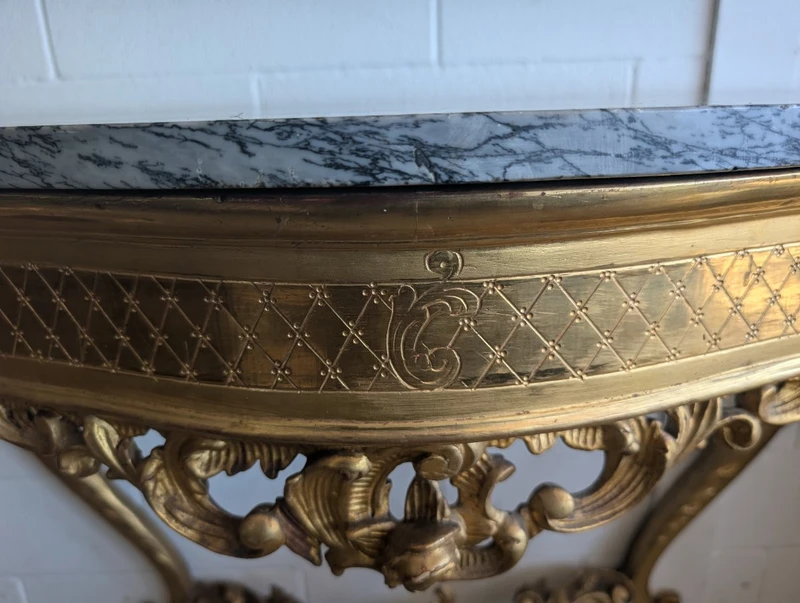 Grande console rococo dorée avec plateau en marbre, fin du XIXe - début du XXe siècle