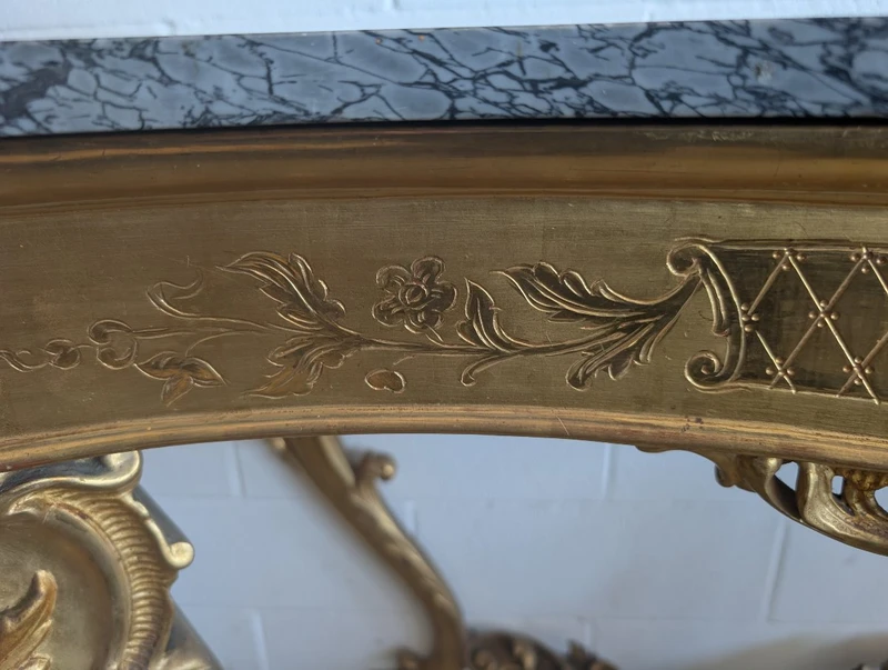 Grande console rococo dorée avec plateau en marbre, fin du XIXe - début du XXe siècle