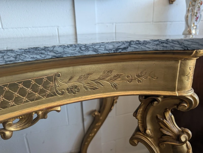 Grande console rococo dorée avec plateau en marbre, fin du XIXe - début du XXe siècle