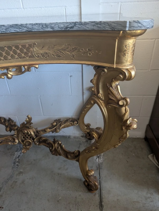 Grande console rococo dorée avec plateau en marbre, fin du XIXe - début du XXe siècle