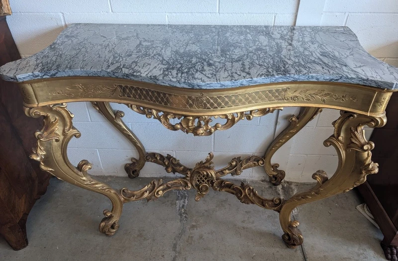 Grande console rococo dorée avec plateau en marbre, fin du XIXe - début du XXe siècle