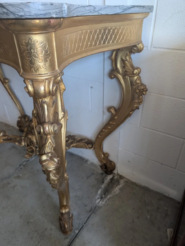 Grande console rococo dorée avec plateau en marbre, fin du XIXe - début du XXe siècle