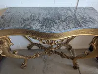 Grande console rococo dorée avec plateau en marbre, fin du XIXe - début du XXe siècle