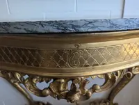 Grande console rococo dorée avec plateau en marbre, fin du XIXe - début du XXe siècle