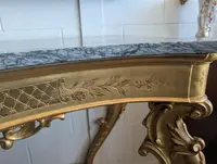 Grande console rococo dorée avec plateau en marbre, fin du XIXe - début du XXe siècle