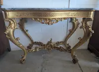 Grande console rococo dorée avec plateau en marbre, fin du XIXe - début du XXe siècle