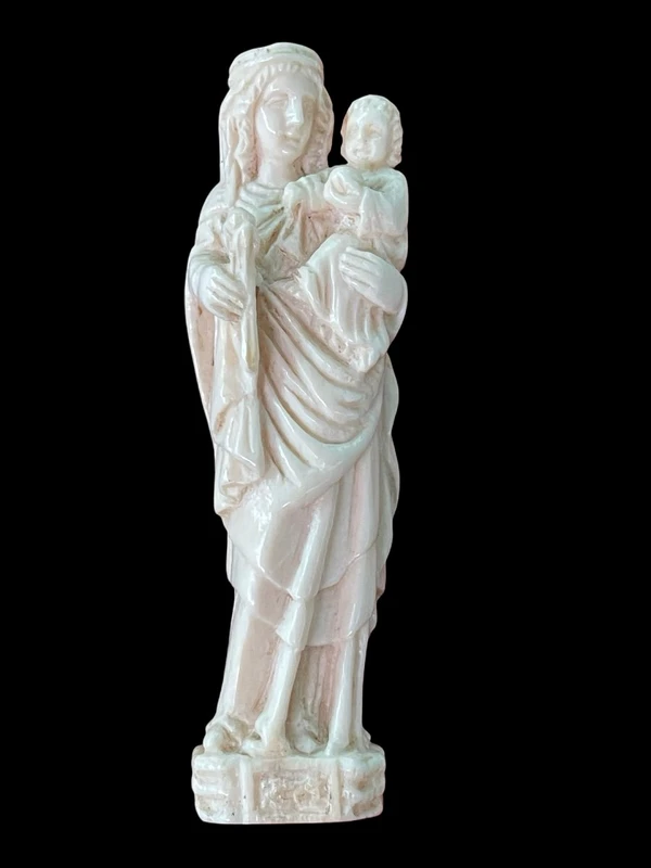Sculpture en bas-relief en ivoire représentant la Vierge à l'Enfant.