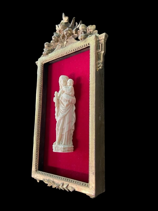 Sculpture en bas-relief en ivoire représentant la Vierge à l'Enfant.