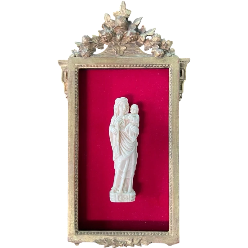 Sculpture en bas-relief en ivoire représentant la Vierge à l'Enfant.