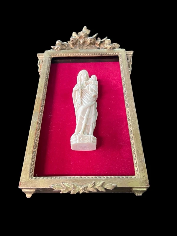 Sculpture en bas-relief en ivoire représentant la Vierge à l'Enfant.