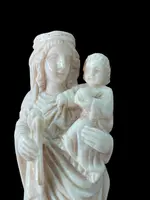 Sculpture en bas-relief en ivoire représentant la Vierge à l'Enfant.