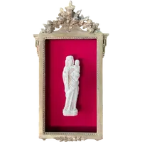 Sculpture en bas-relief en ivoire représentant la Vierge à l'Enfant.
