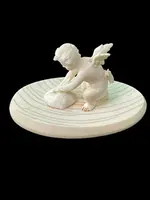 Petite sculpture en ivoire représentant Cupidon en train d'aiguiser