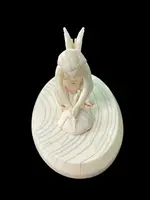 Petite sculpture en ivoire représentant Cupidon en train d'aiguiser