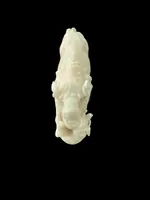 Scultura in avorio raffigurante un bisonte attaccato da due lupi.