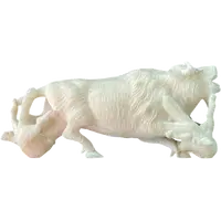 Scultura in avorio raffigurante un bisonte attaccato da due lupi.