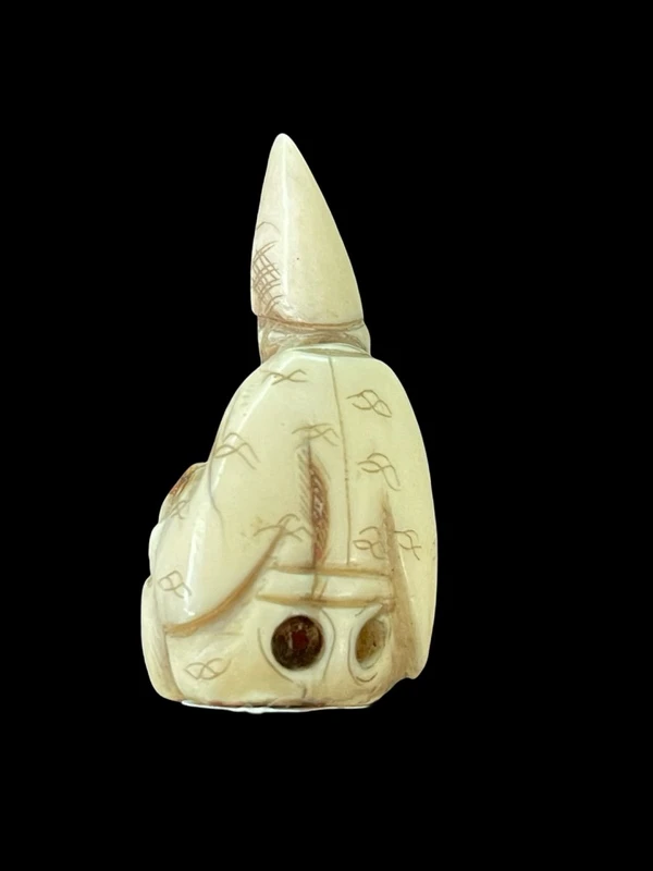 Netsuke in avorio raffigurante personaggio maschile