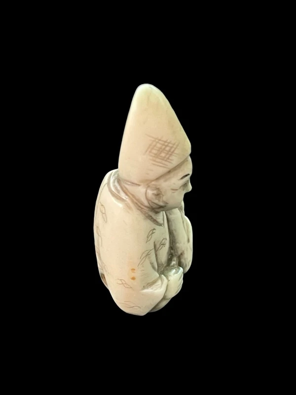 Netsuke in avorio raffigurante personaggio maschile