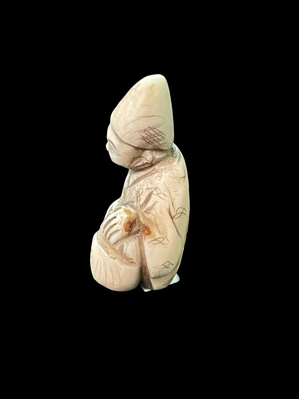 Netsuke in avorio raffigurante personaggio maschile
