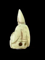 Netsuke in avorio raffigurante personaggio maschile