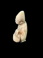 Netsuke in avorio raffigurante personaggio maschile