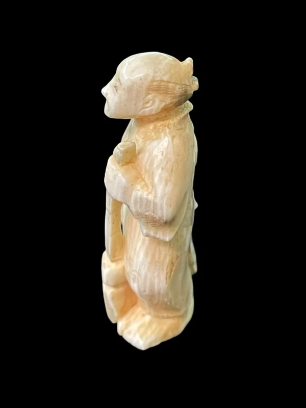 Ivory netsuke depicting a male figure