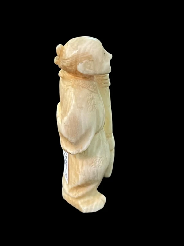 Ivory netsuke depicting a male figure