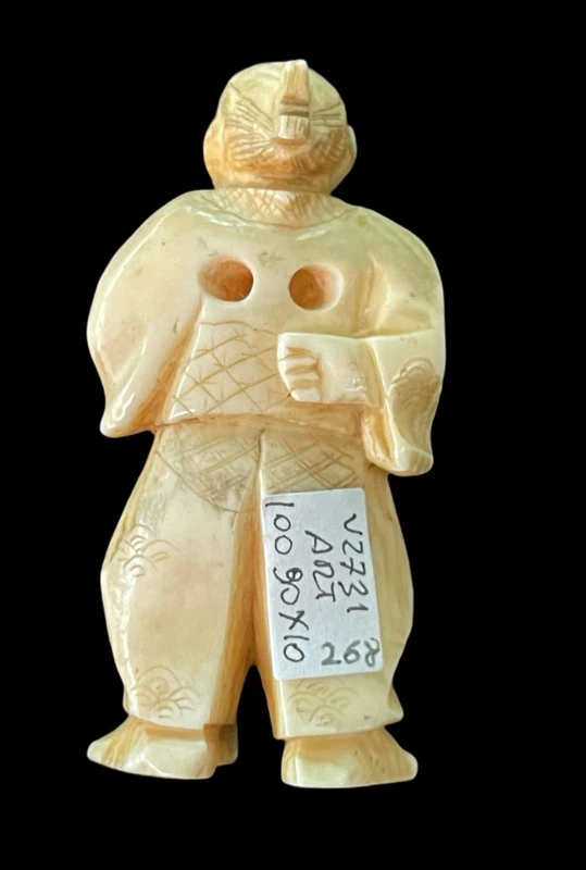 Ivory netsuke depicting a male figure