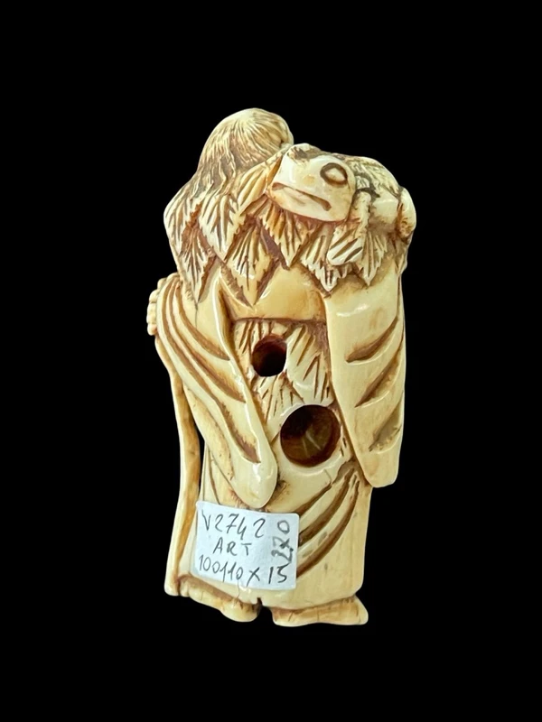 Netsuke in avorio raffigurante personaggio maschile