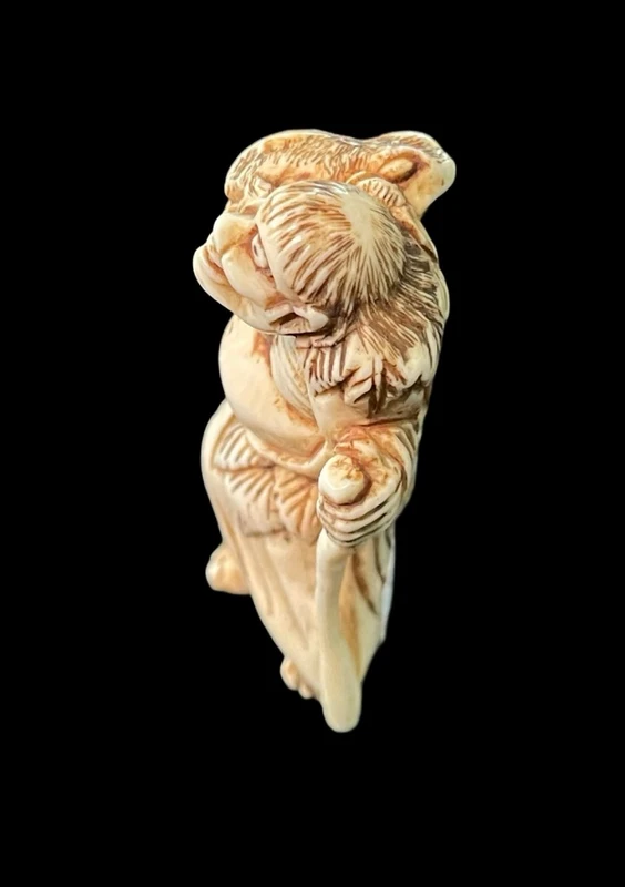 Netsuke in avorio raffigurante personaggio maschile