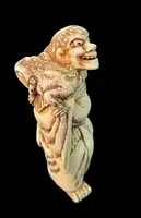 Netsuke in avorio raffigurante personaggio maschile