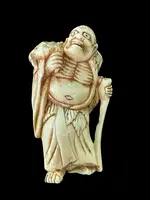 Netsuke in avorio raffigurante personaggio maschile
