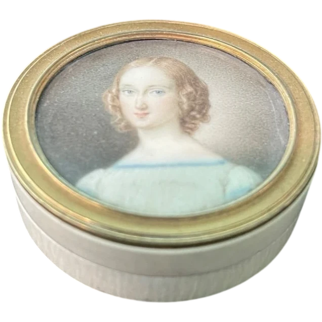 Scatolina  in avorio con miniatura dipinta  raffigurante figura femminile.