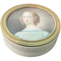 Scatolina  in avorio con miniatura dipinta  raffigurante figura femminile.