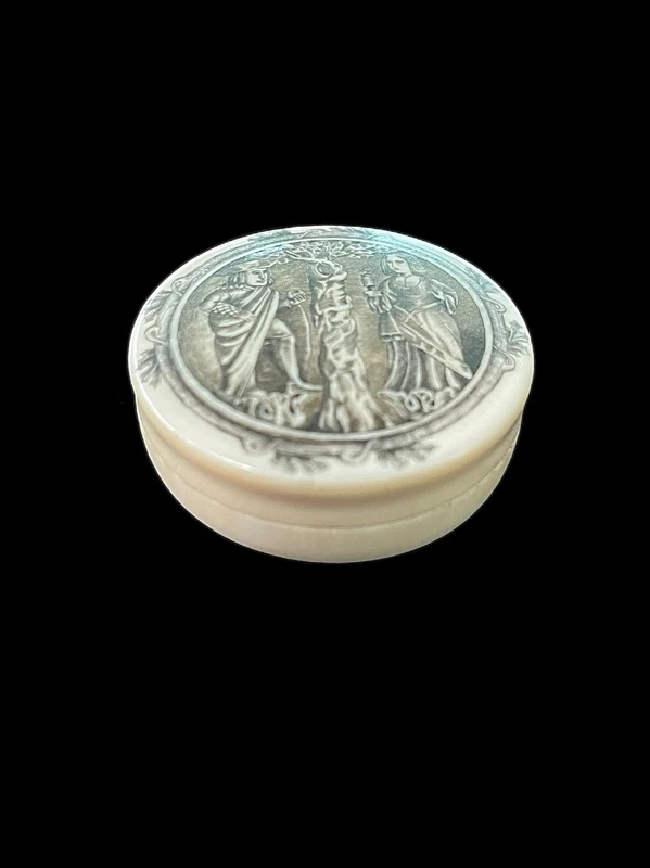 Scatolina in avorio con coperchio inciso con scena galante.