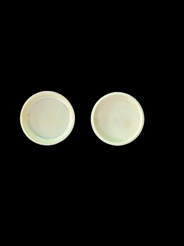 Scatolina in avorio con coperchio inciso con scena galante.