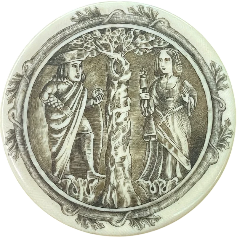Scatolina in avorio con coperchio inciso con scena galante.