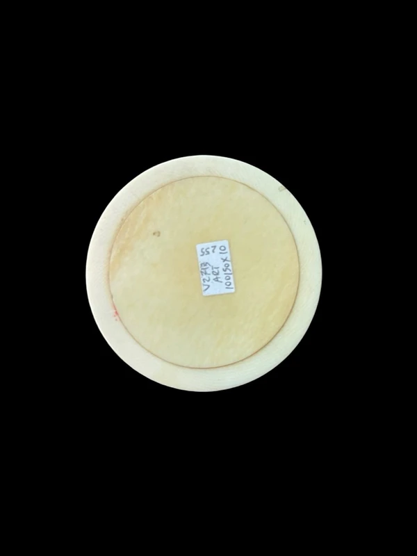 Scatolina in avorio con coperchio inciso con scena galante.